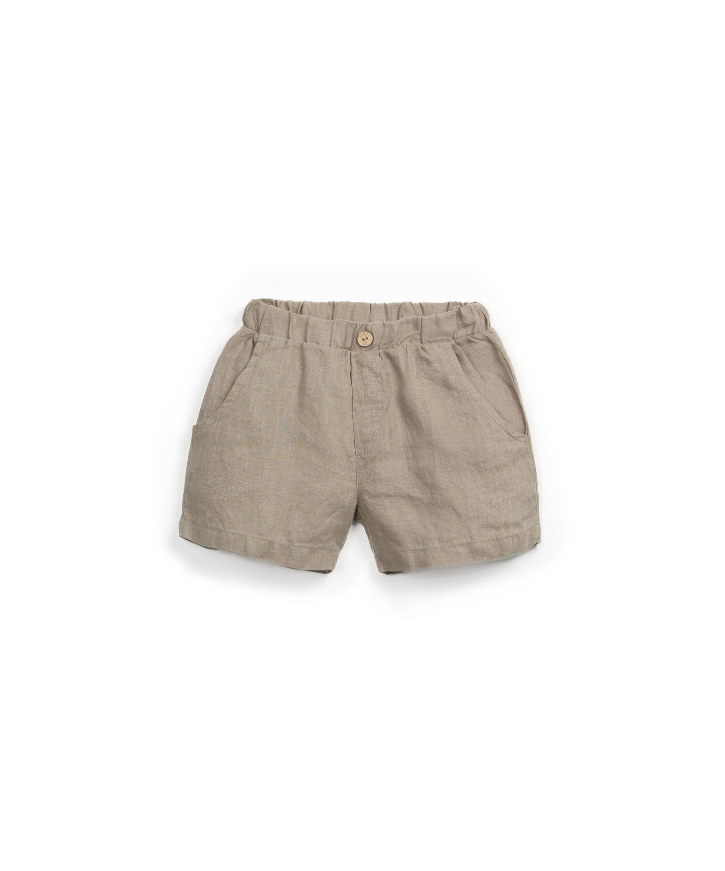 Pantalón corto de lino marrón con botón de coco