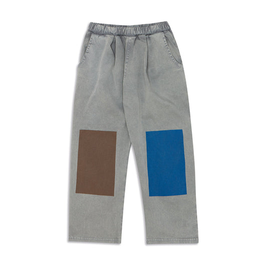 Pantalón gris lavado con parches